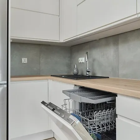 Apartament Spacious & Elegant Family With Parking Space & Ac In By Renters *