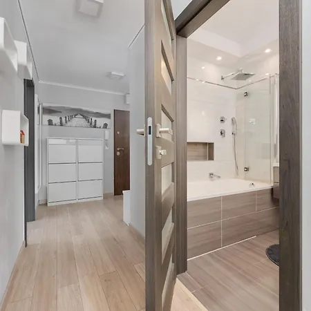 Spacious & Elegant Family With Parking Space & Ac In By Renters Apartament