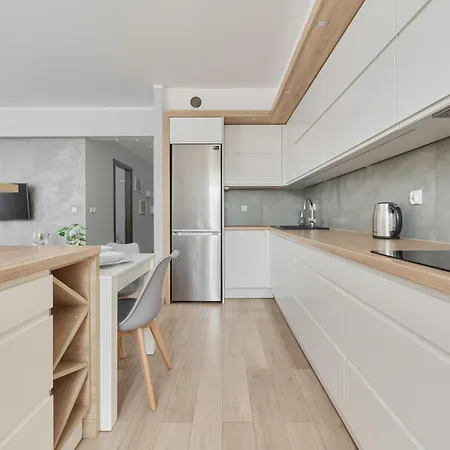 Spacious & Elegant Family With Parking Space & Ac In By Renters Lägenhet *