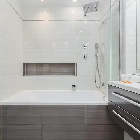 Spacious & Elegant Family With Parking Space & Ac In By Renters * Wrocław
