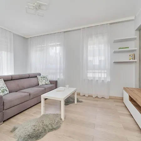 Spacious & Elegant Family With Parking Space & Ac In By Renters Apartmán