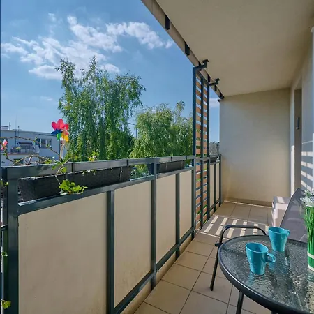 Spacious & Elegant Family With Parking Space & Ac In By Renters Apartmán