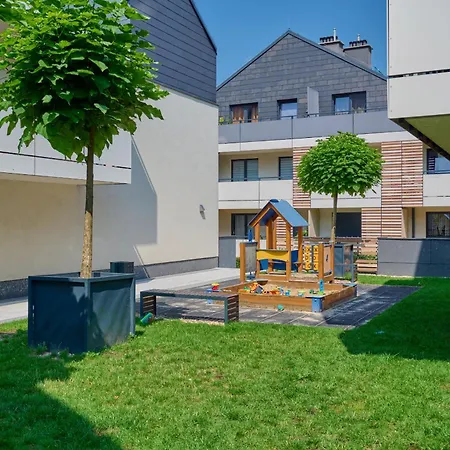 Spacious & Elegant Family With Parking Space & Ac In By Renters Lägenhet *